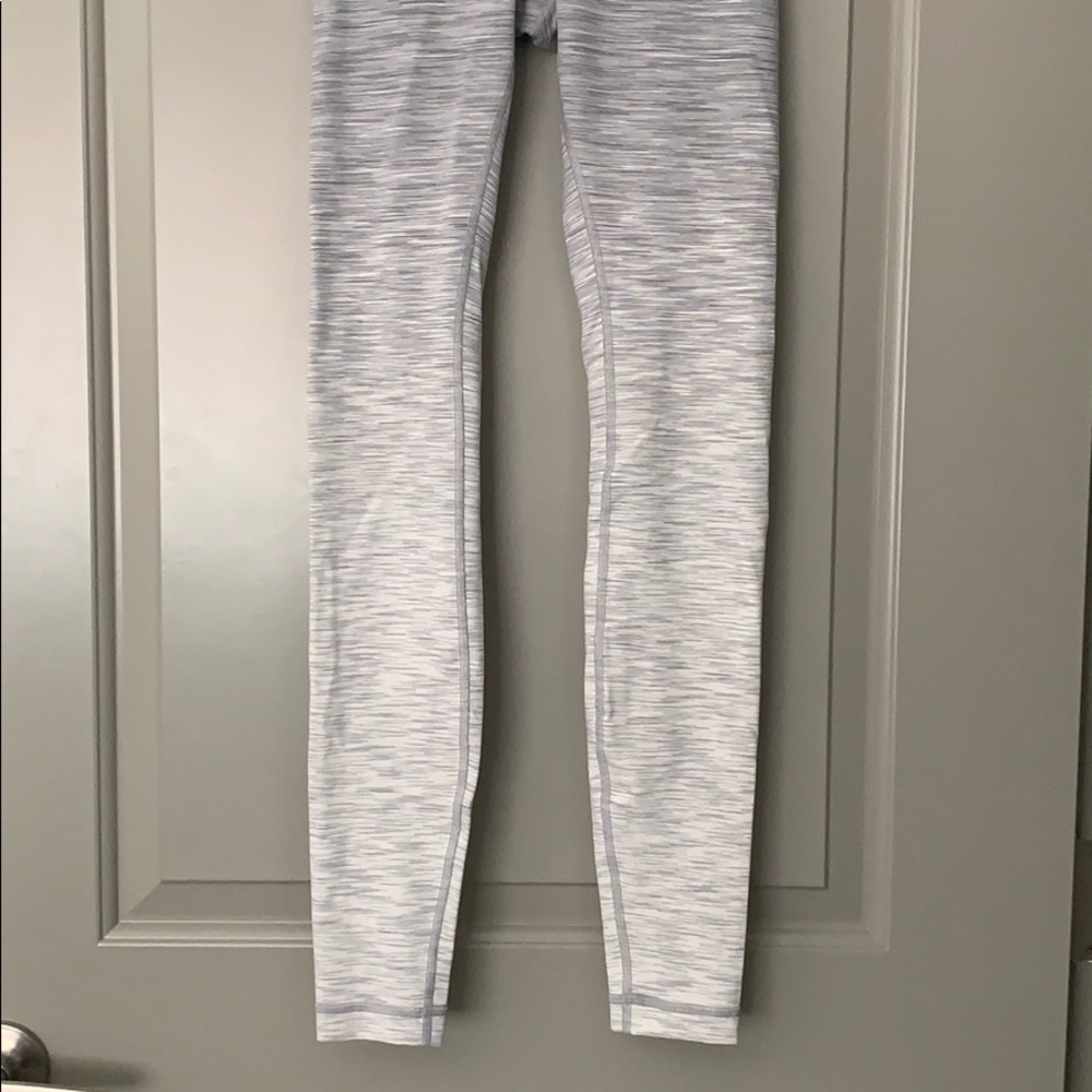 Lululemon grey ombré leggings.